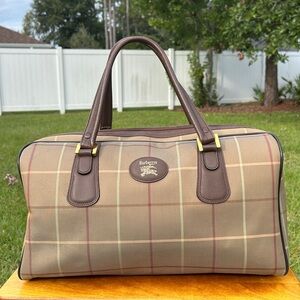 Burberrys’ duffel bag / satchel with feet
